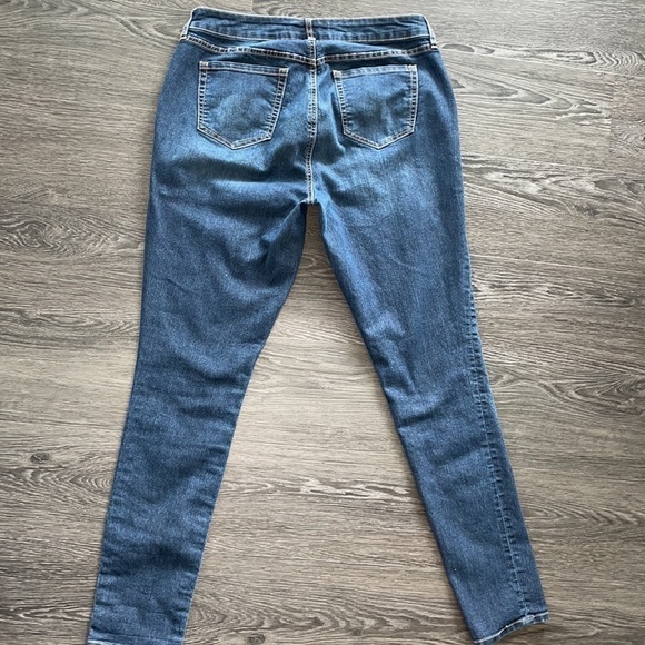 Sz12T Torrid classic skinny vintage medium wash. EUC - Picture 4 of 8